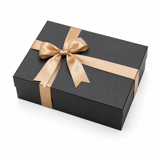 Boîte cadeau 30 x 22 x 10 cm en carton noir et doré avec ruban satin